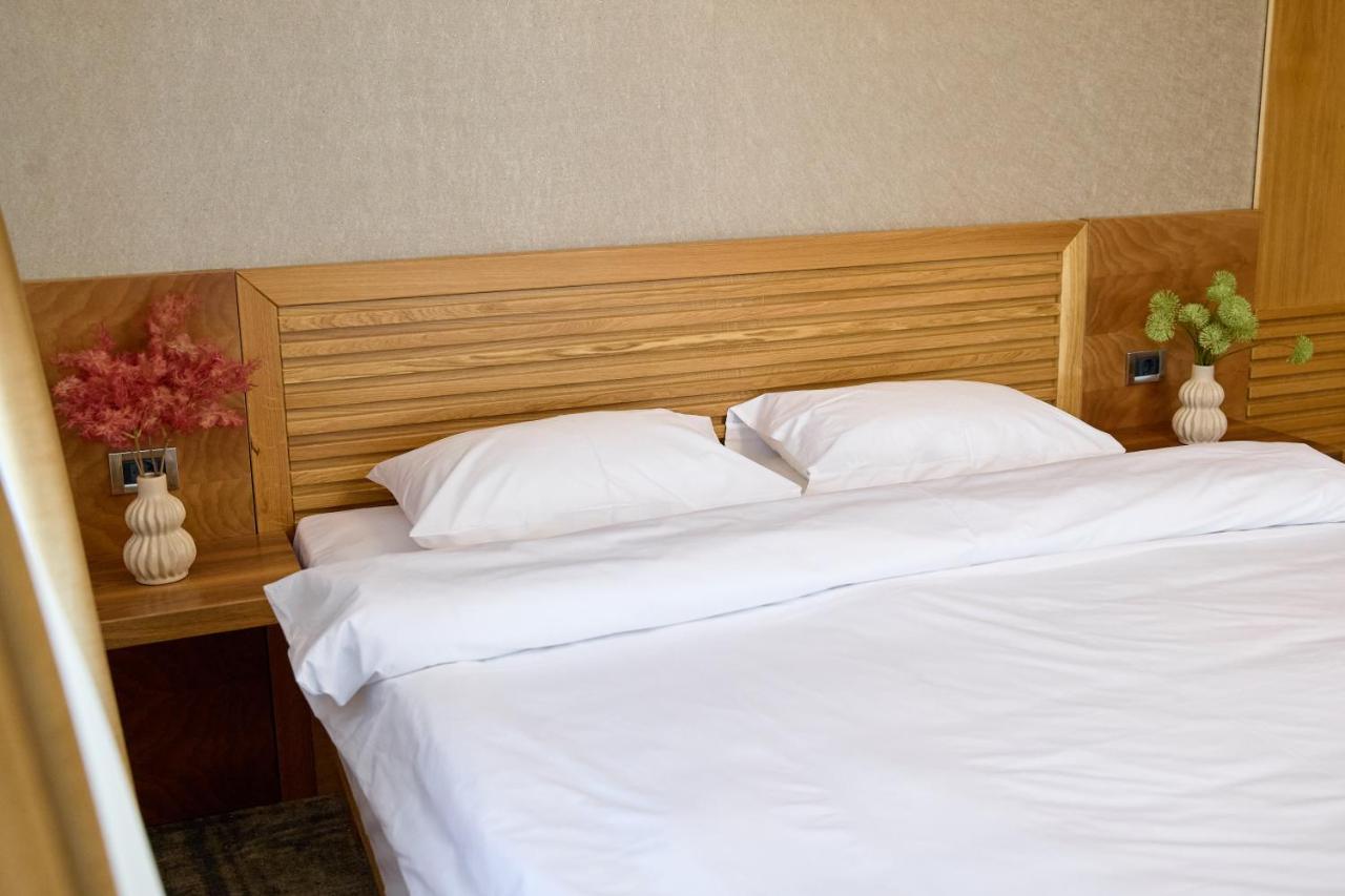 Hotel Eden Рымнику-Сэрат Экстерьер фото