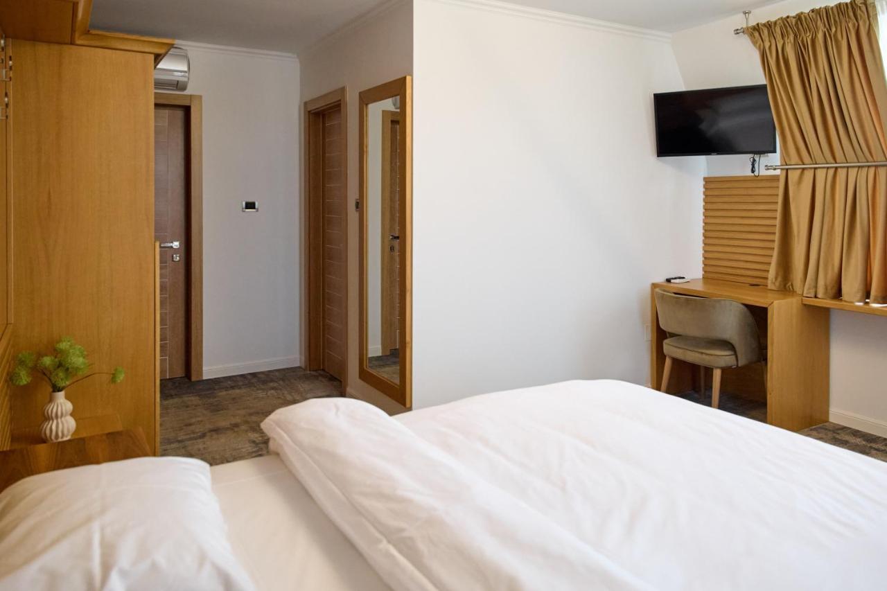 Hotel Eden Рымнику-Сэрат Экстерьер фото
