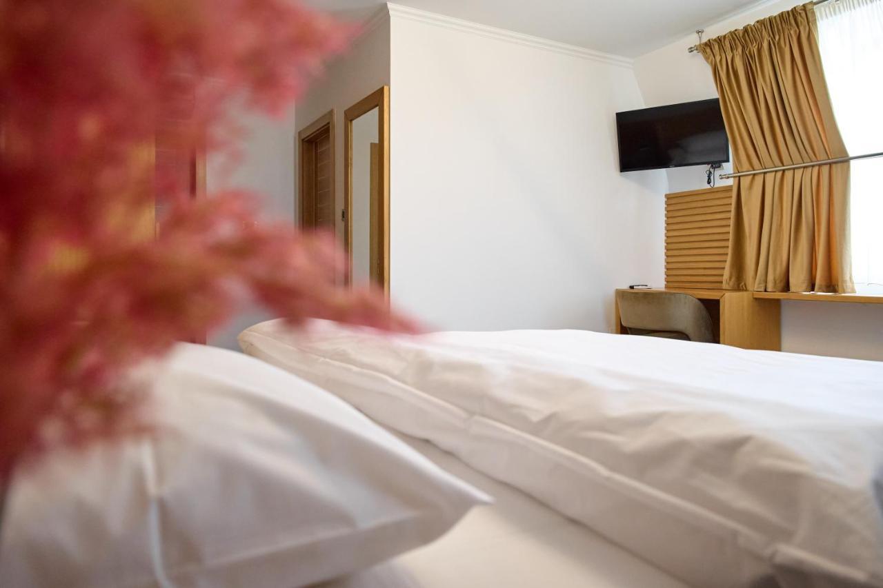 Hotel Eden Рымнику-Сэрат Экстерьер фото